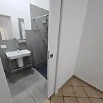 Essential House In Centro Con Parcheggio Privato E Wifi Affittacamere